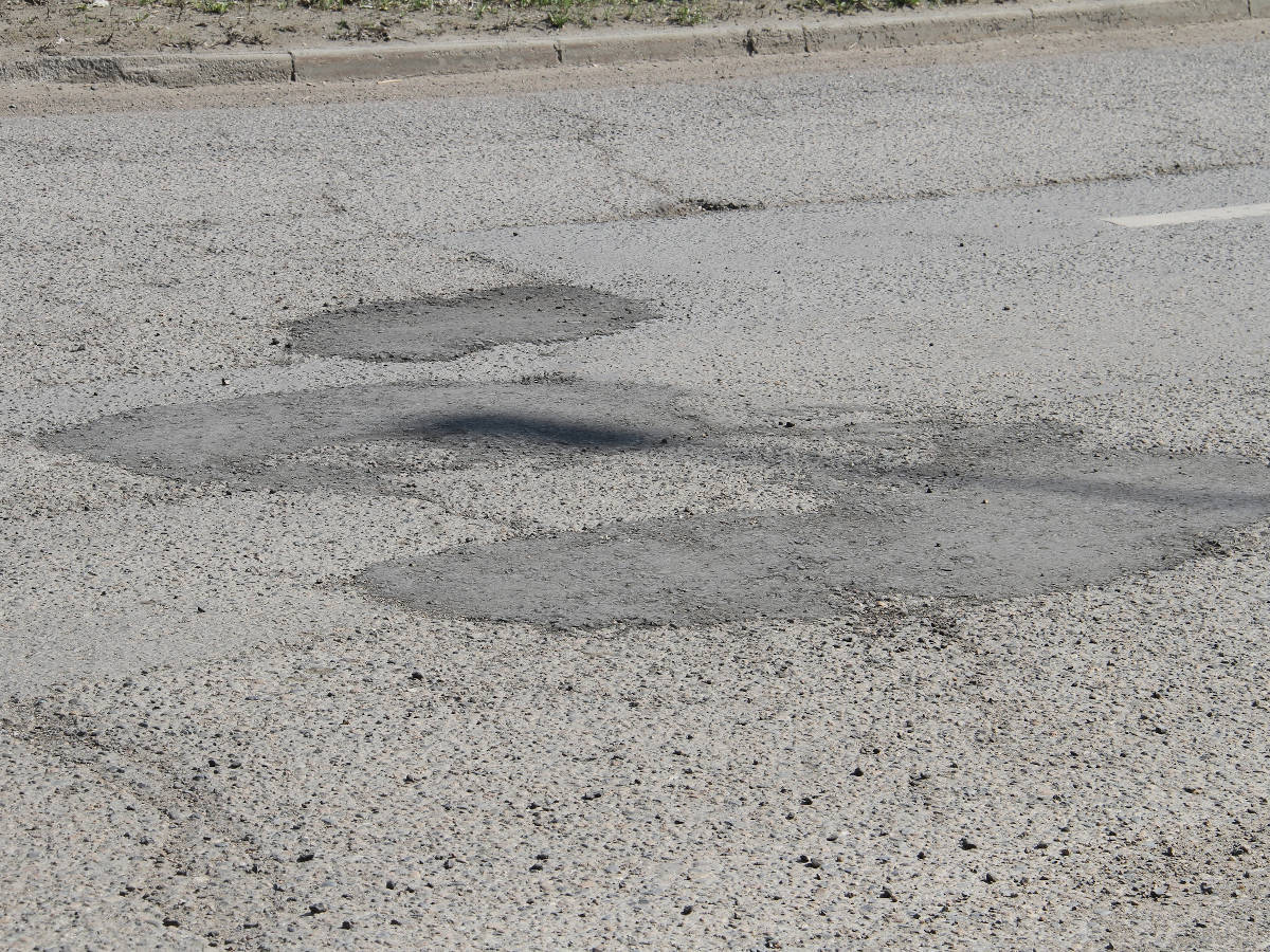 В Усть-Каменогорске продолжают забивать ямы на дорогах