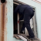 В ВКО полицейским для оказания помощи пришлось проникнуть в квартиру через окно