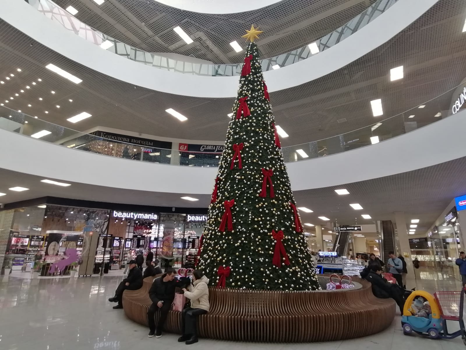 В Усть-Каменогорске первыми начали устанавливать новогодние ёлки предприниматели