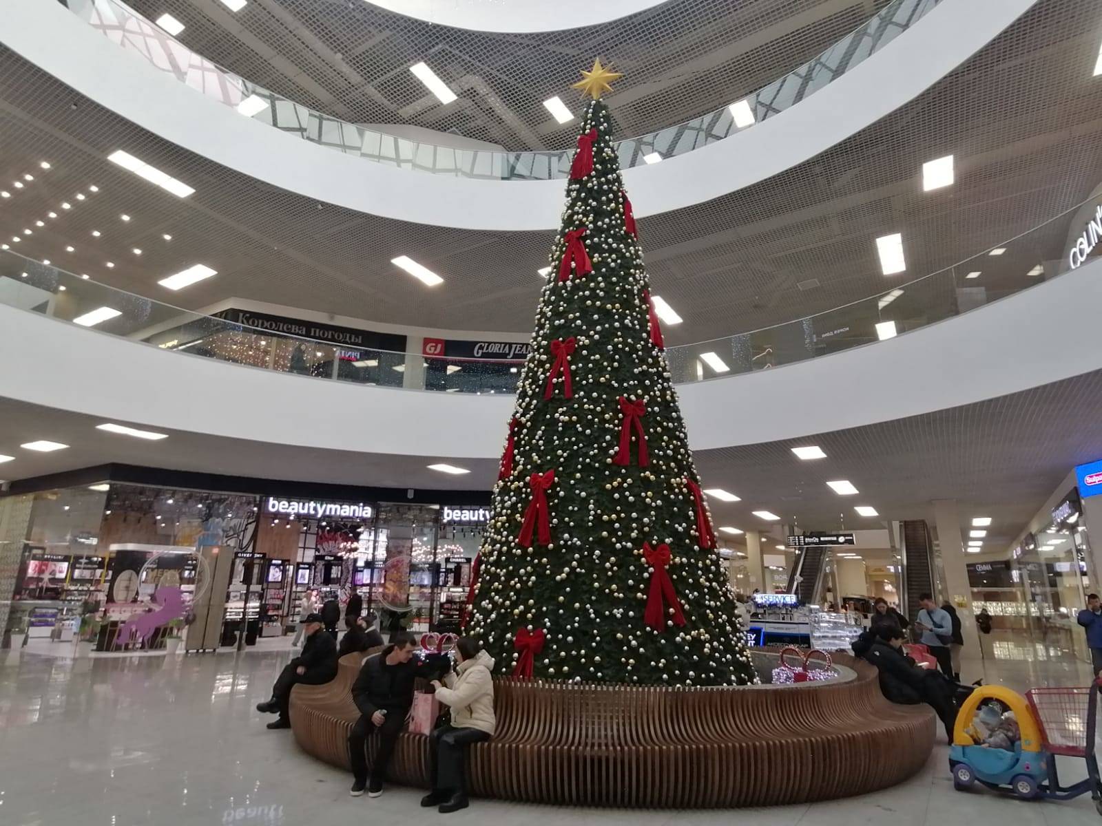 В Усть-Каменогорске первыми начали устанавливать новогодние ёлки предприниматели