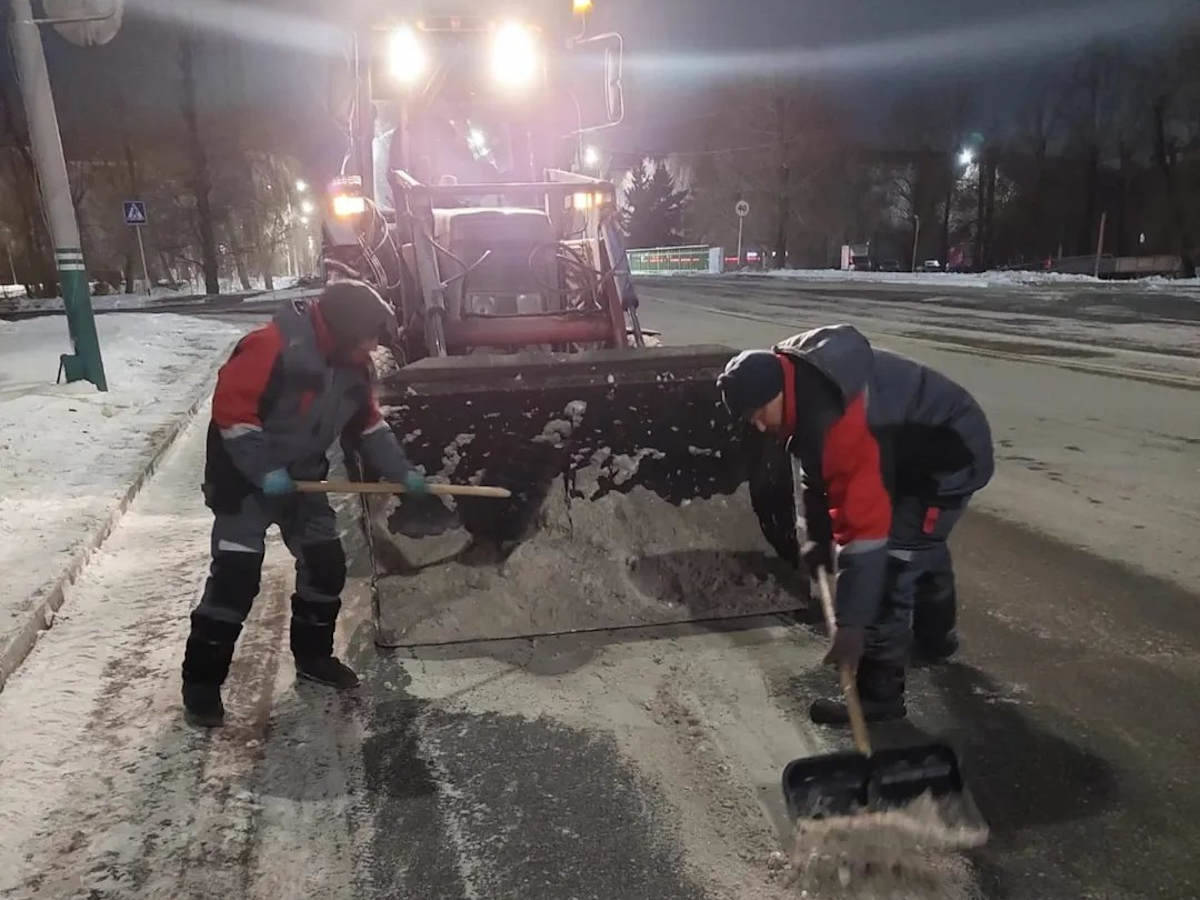 В Усть-Каменогорске снег вывозят ночью