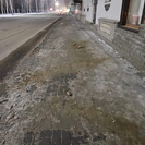 В Усть-Каменогорске после критики горожан тротуары посыпали противогололедным материалом