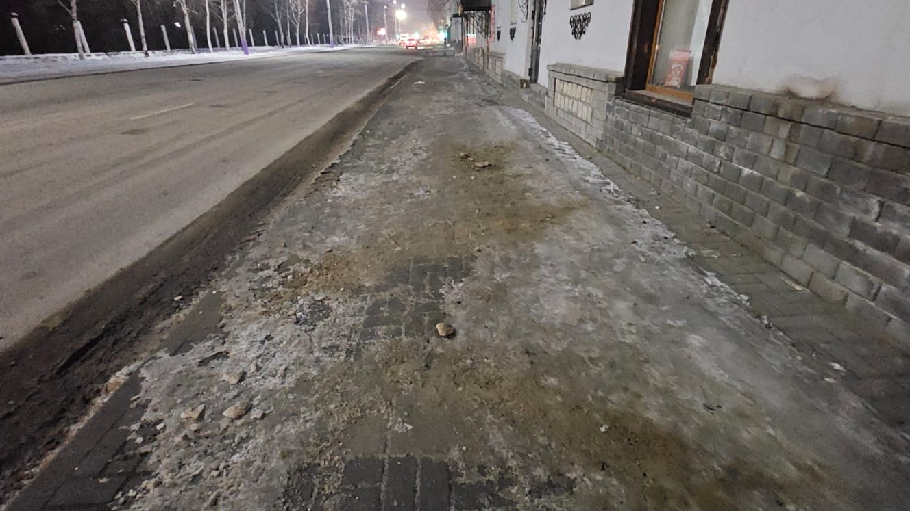 В Усть-Каменогорске после критики горожан тротуары посыпали противогололедным материалом