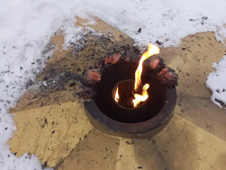 В Риддере на Вечном огне кто-то жарил курицу