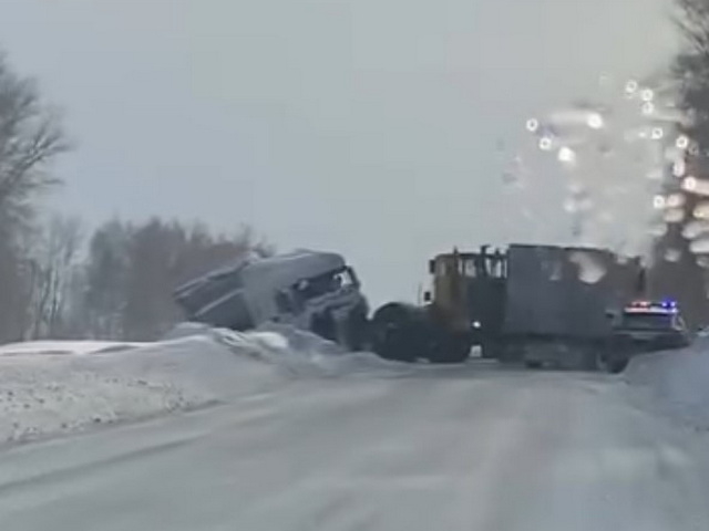 Грузовик «слетел» с трассы Усть-Каменогорск – Риддер