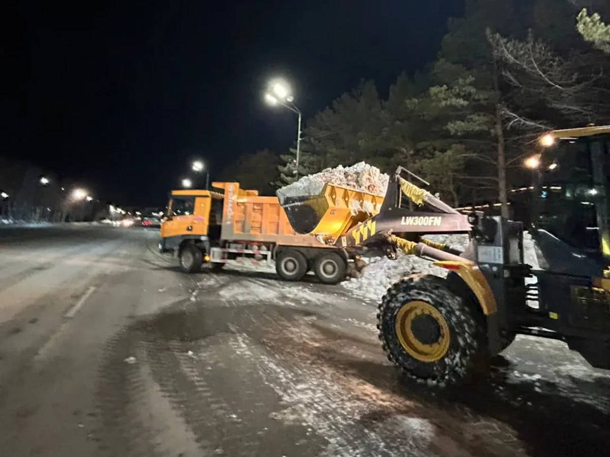 В Усть-Каменогорске снег вывозят круглосуточно