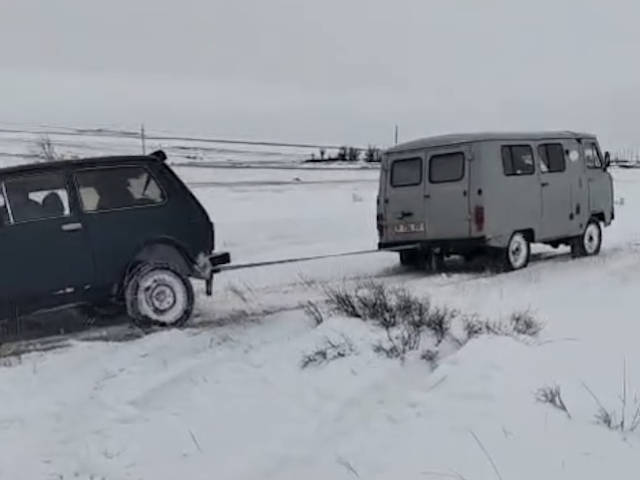 В ВКО сотрудники оперотряда помогли застрявшим в снегу рыбакам