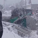 В Усть-Каменогорске опрокинулся грузовой автомобиль