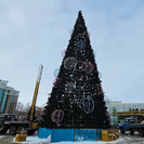 В Усть-Каменогорске ёлку украшают шарами 