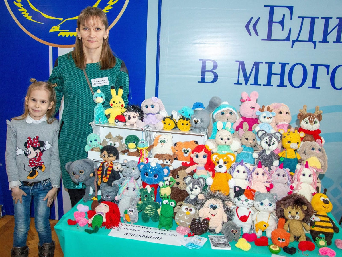 Мастерица из Усть-Каменогорска много лет вяжет атрибуты наступающего года