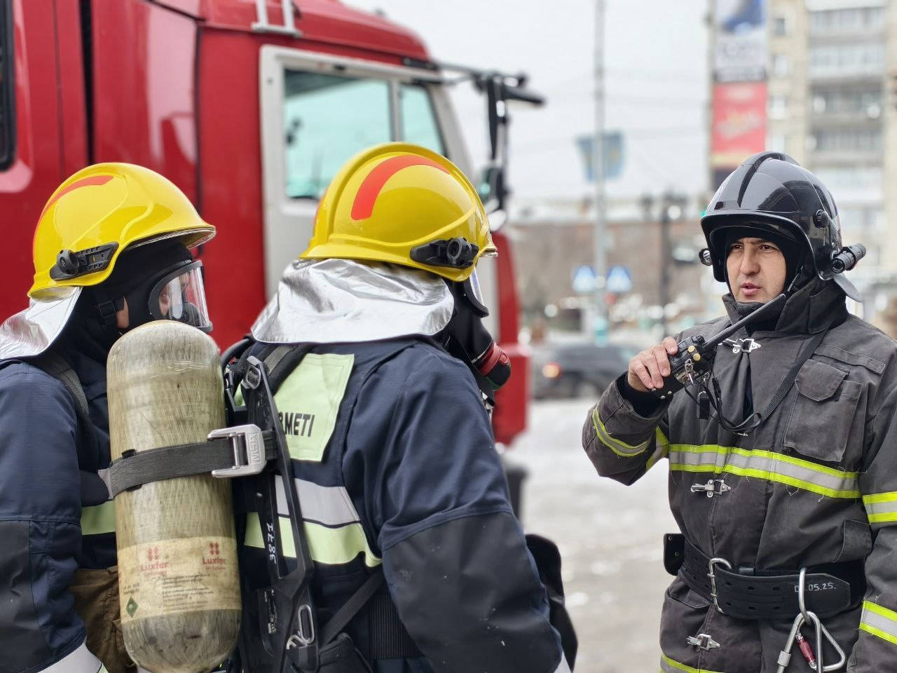 Ирония судьбы, или Как спасатели ВКО в Новый год тушат балконы, квартиры и бани