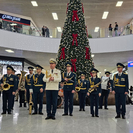 В Усть-Каменогорске в ТРЦ выступает военный оркестр 