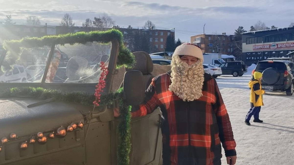 Риддерский Дед Мороз на ретро-автомобиле дарит людям праздник