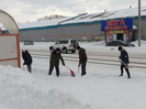 В Усть-Каменогорске к уборке снега на улице Бажова привлекли постояльцев белоусовского центра