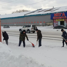 В Усть-Каменогорске к уборке снега на улице Бажова привлекли постояльцев белоусовского центра