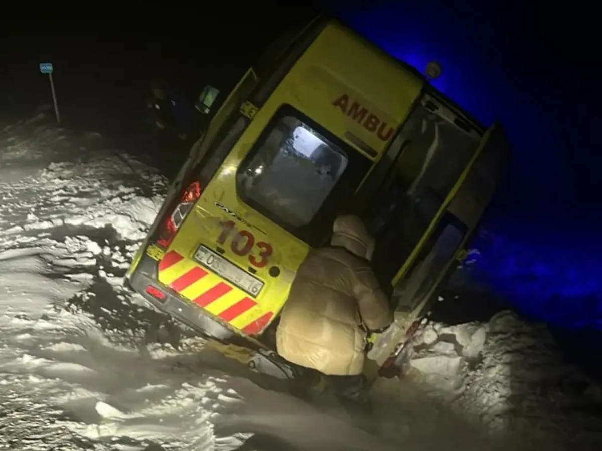 В ВКО автомобиль скорой помощи «слетел» с трассы