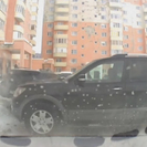 В Усть-Каменогорске автомобиль без водителя врезался в машину и многоэтажку 