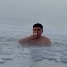 Устькаменогорец, который в минус 40 «нежился» среди льдин в Иртыше, стал героем соцсетей