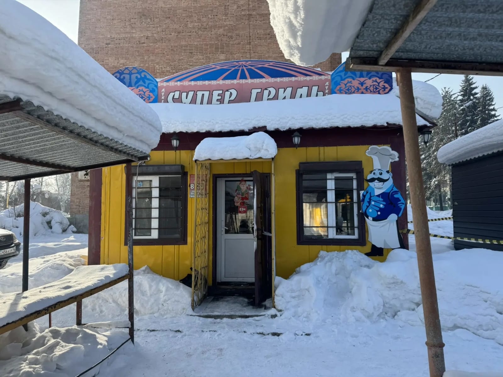 В ВКО подростки обокрали киоски по продаже хлеба и кур-гриль