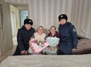 В Усть-Каменогорске полицейские на дому вручили 96-летней пенсионерке удостоверение личности