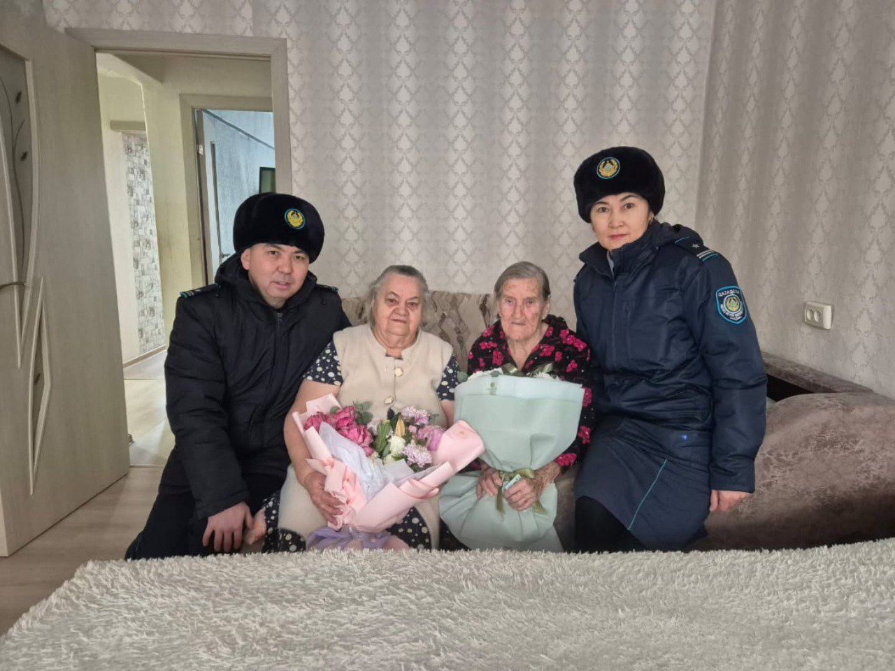 В Усть-Каменогорске полицейские на дому вручили 96-летней пенсионерке удостоверение личности