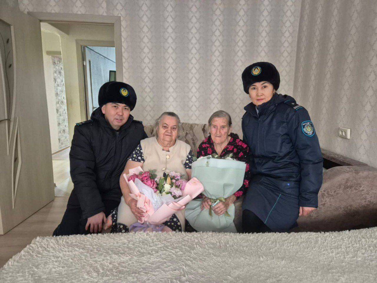 В Усть-Каменогорске полицейские на дому вручили 96-летней пенсионерке удостоверение личности