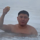 Житель Усть-Каменогорска рассказал, зачем ел мороженое в Иртыше при минус 40