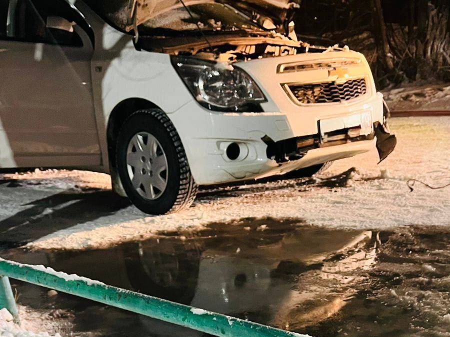 В Семее пенсионер поджёг два полицейских авто