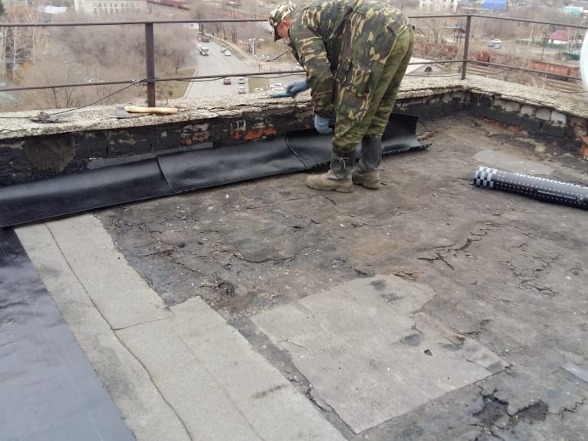 В ВКО ремонт кровли в многоэтажке привёл соседей в суд