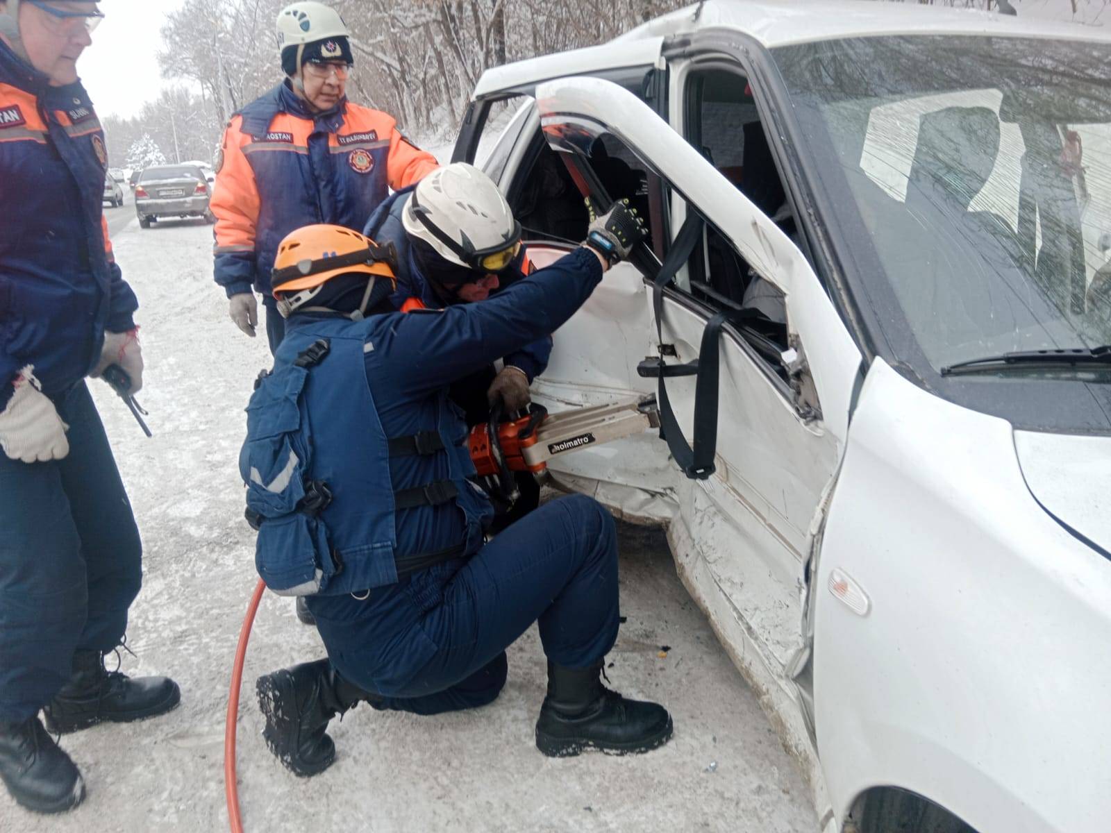 Серьёзное ДТП в Усть-Каменогорске: потребовалась помощь спасателей