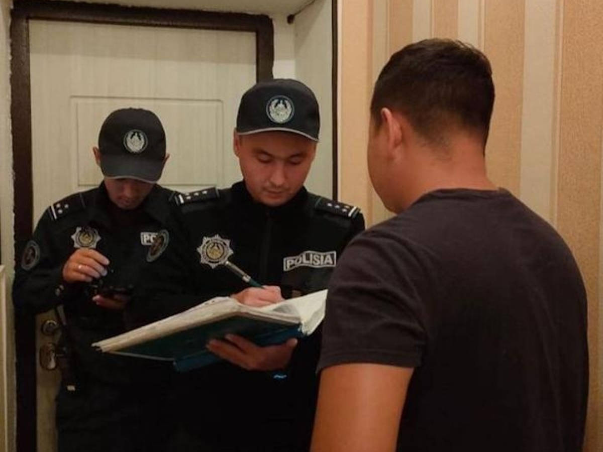 В Усть-Каменогорске полицейские проводят поквартирный обход