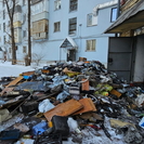 В Усть-Каменогорске убирают хлам, который пожарные вытащили вчера из горевшей квартиры