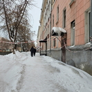 В Усть-Каменогорске сигнальными лентами перекрыли тротуар в «старом» городе