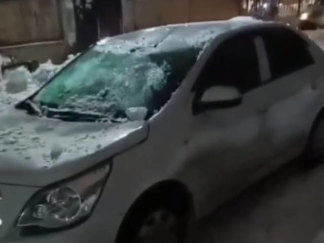 В Усть-Каменогорске в результате падения с крыши наледи поврежден автомобиль