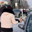 В районе Алтай застрявших в метель водителей накормили горячими пирожками