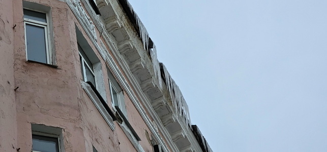 Можно ли в вопросе очистки крыш домов от опасной наледи  найти крайнего?