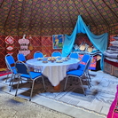 В Усть-Каменогорске на избирательном участке установили юрту и накрыли дастархан