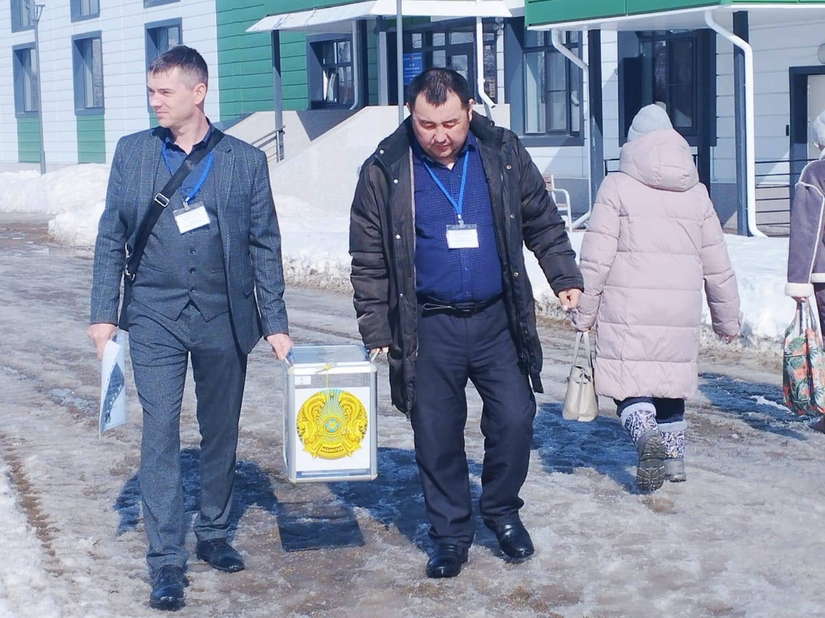 Голосование на дому: члены комиссии навестили пожилых риддерцев