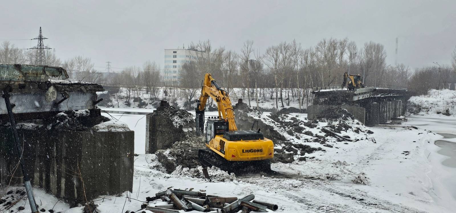 В Усть-Каменогорске демонтируют Шнайдеровский мост