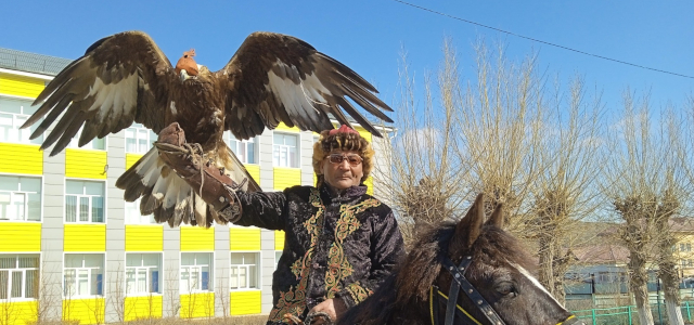 В ВКО семья из Бозанбая возрождает искусство беркутчи