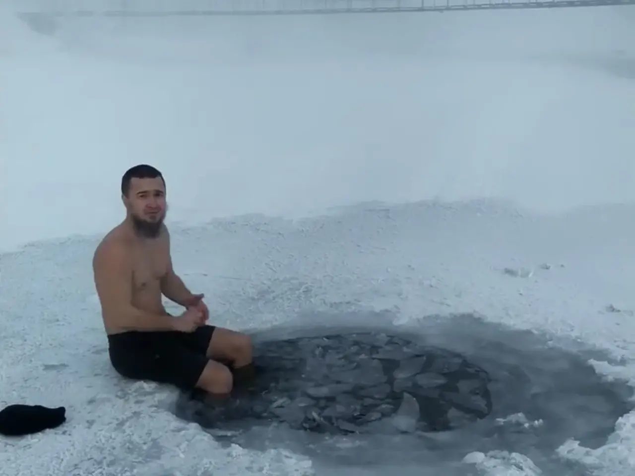 В ВКО зубной техник стал моржом после крещенских купаний в 50-градусный мороз