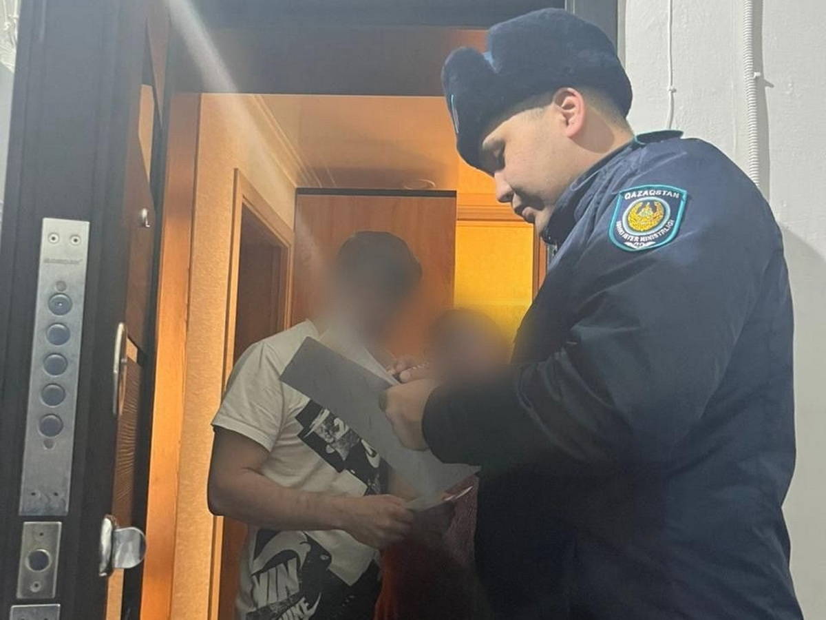 В Усть-Каменогорске полицейские проводят поквартирный обход