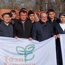 Жители Усть-Каменогорска чистят от мусора популярную пешеходную зону