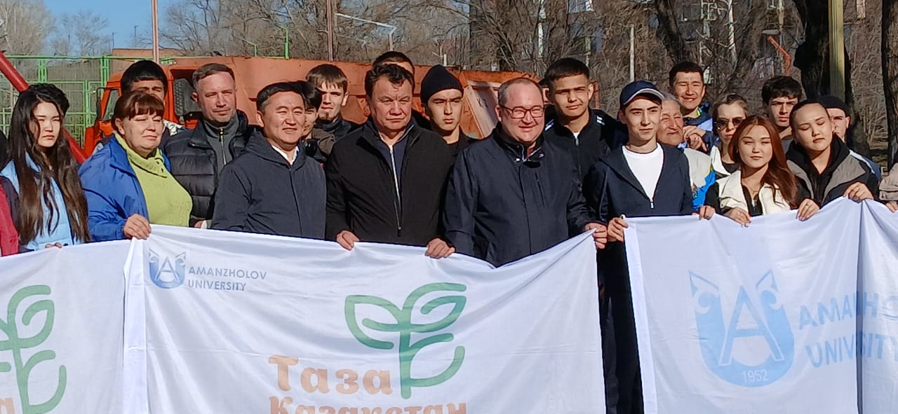 Жители Усть-Каменогорска чистят от мусора популярную пешеходную зону