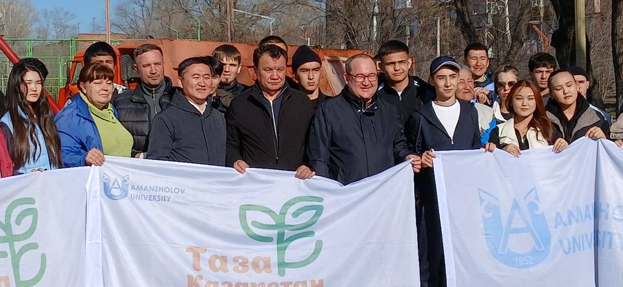 Жители Усть-Каменогорска чистят от мусора популярную пешеходную зону