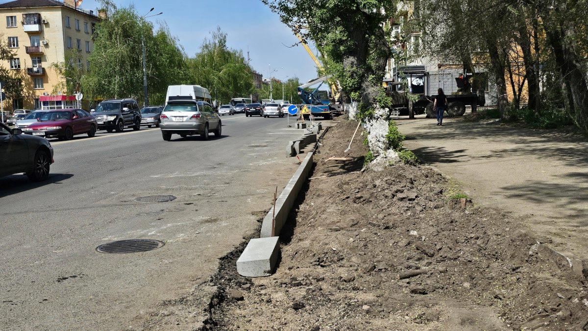 В Усть-Каменогорске приступили к замене бордюров
