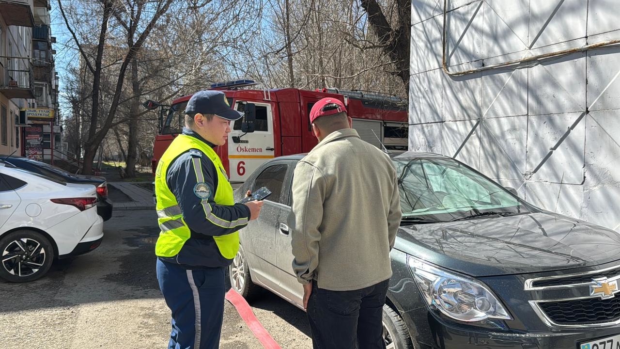 В Усть-Каменогорске сотрудники полиции и службы по ЧС провели совместный рейд на дорогах