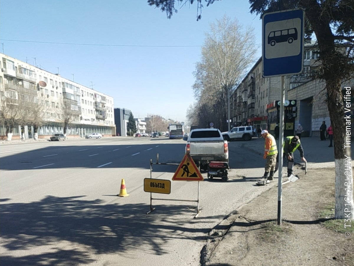 В Усть-Каменогорске наряду со средним ремонтом ведется ямочный