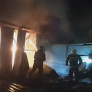 В Усть-Каменогорске во время пожара в частном секторе сгорели два автомобиля