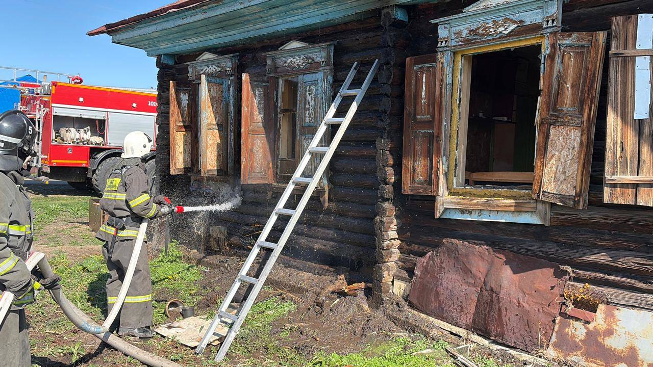 В ВКО после пожара в нежилом доме обнаружен погибший человек 